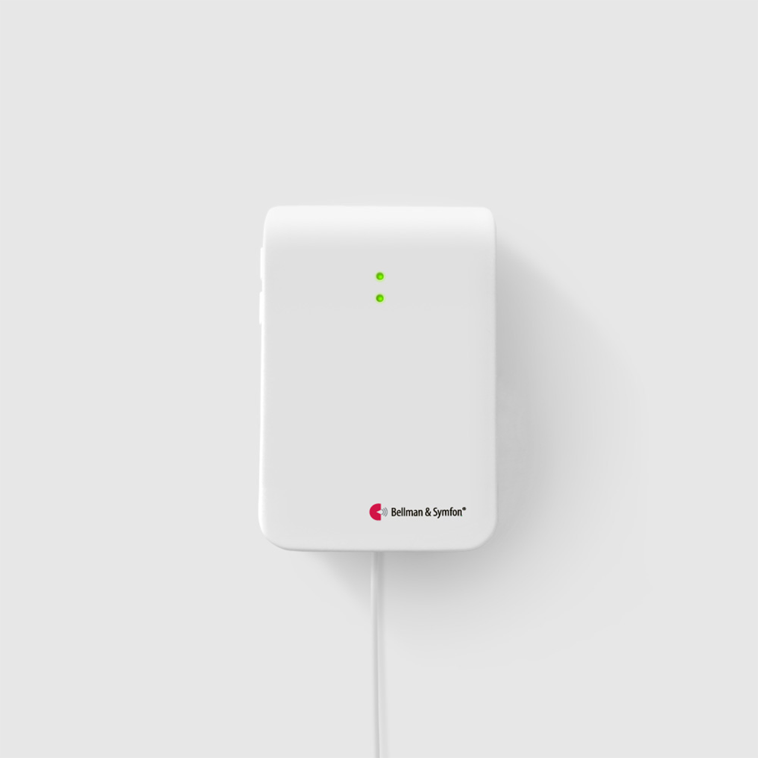 白い長方形の壁掛け型マルチセンサ発信器。上部に緑色のランプが2つあり、下部からケーブルが伸びている。
